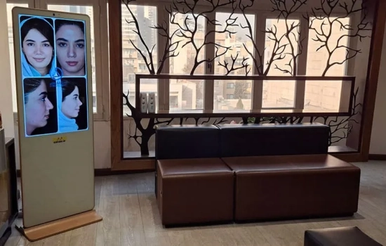 راهکار کاواک برای مدیریت هوشمندانه زمان انتظار | مطب دکتر علی قارونی با استفاده از استند لمسی، زمان توقف بیماران را به فرصتی مؤثر تبدیل میکند