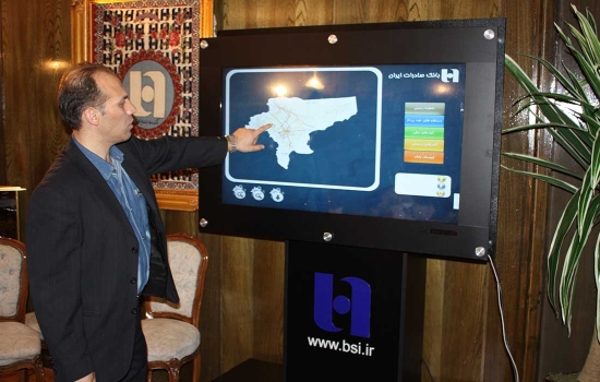 ساخت استند لمسی ۴۶ اینچی چوبی برای بانک صادرات | پروژه سفارشی با فویل لمسی ‎