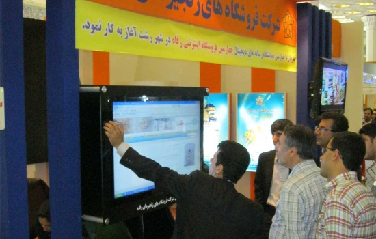 کیوسک لمسی ۴۶ اینچی فروشگاه رفاه | تجربه پیشگامانه در فروشگاه‌های زنجیره‌ای