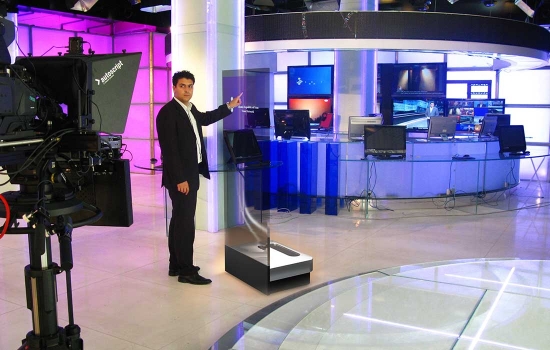 بکارگیری همزمان چیدمان بک پروجکشن و فویل لمسی در طراحی ویترین و استندهای لمسی اینتراکتیو