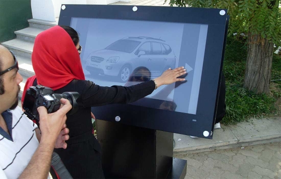 استند لمسی ۴۶ اینچی با فویل لمسی در Road Show اطلس خودرو | تجربه طراحی و ساخت کیوسک لمسی