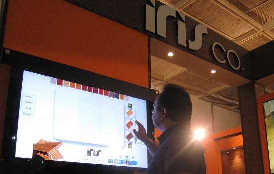 نصب نمایشگر لمسی ۴۶ اینچی با فویل لمسی در شرکت آیریس | مهان گرافیک