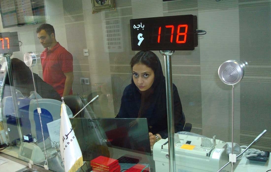 گیشه‌های صرافی آرین با سیستم صوتی کاواک مدل‌های 2016 و 2080 تجهیز شده‌اند تا ارتباطی شفاف و دوطرفه با مشتریان فراهم شود.