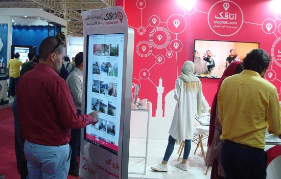 اجاره استند لمسی 47 اینچی ویندوزی و اندرویدی کاواک در غرفه نمایشگاهی اتاقک | انتخاب بهترین سیستم عامل برای استند لمسی