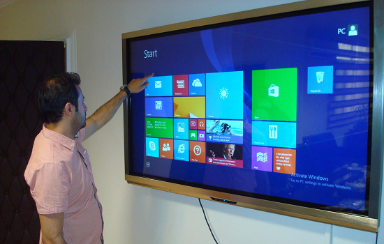 نصب و راه‌اندازی کامپیوتر لمسی ۶۵ اینچی کاواک در دفتر مدیرعامل فناوا کارت