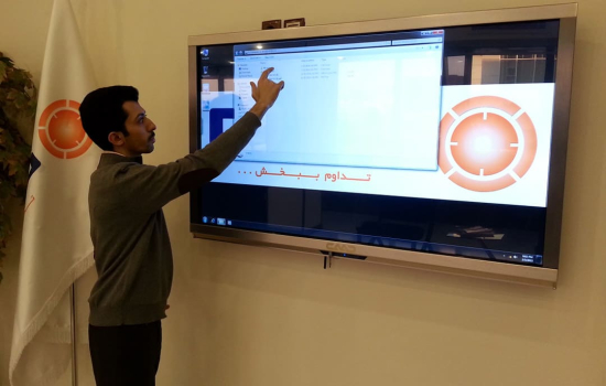 نصب کامپیوتر لمسی 55 اینچی کاواک در لابی دفتر مرکزی شرکت صنایع الکترونیک فاران