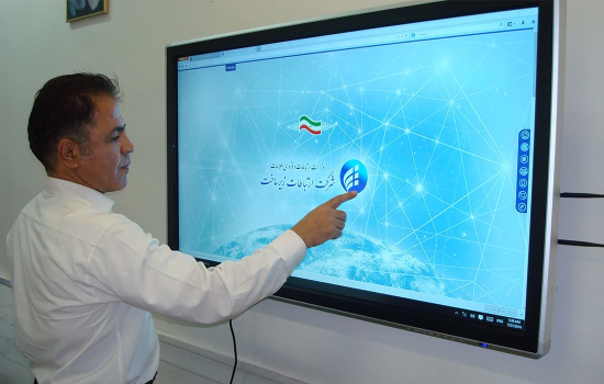 نصب کامپیوتر لمسی ۵۵ اینچی کاواک در گروه بررسی‌های سازمانی شرکت ارتباطات زیرساخت