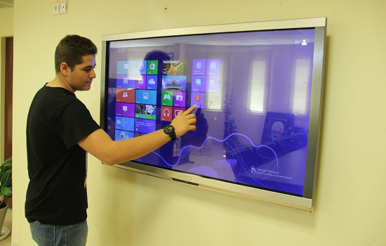 نصب آل این وان لمسی ۵۵ اینچی کاواک در دفتر مدیرعامل سازمان زیباسازی شهرداری قم