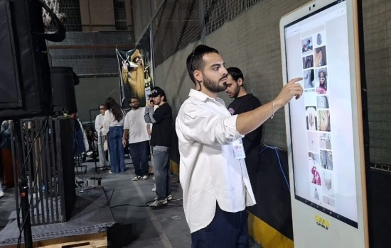 اجاره استند لمسی کاواک | راهکاری نوین برای معرفی محصولات ویترون در همایش برج آ اس پ