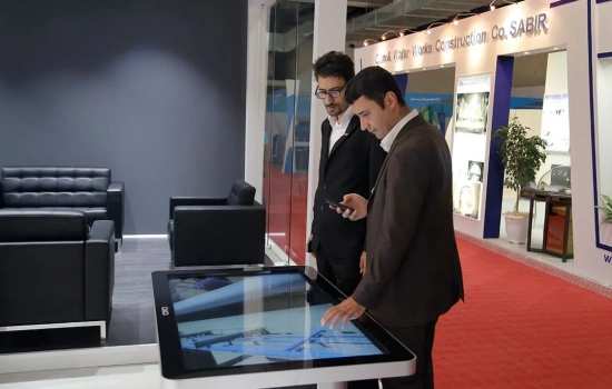 کاربرد میز لمسی ۵۵ اینچی کاواک در غرفه نمایشگاهی شرکت موجان