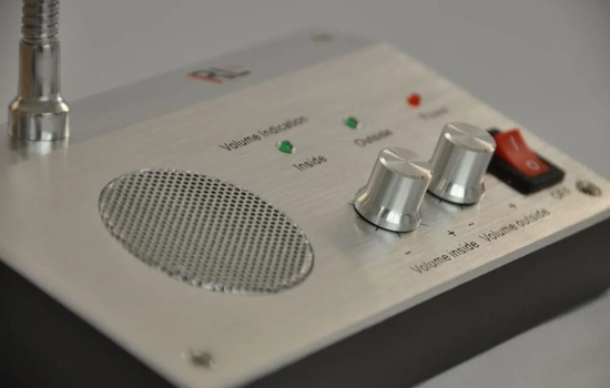 سیستم صوتی گیشه مدل 9909، راهکاری حرفه‌ای برای ایجاد ارتباط دوطرفه سریع و مؤثر بین کارکنان و مشتریان است.