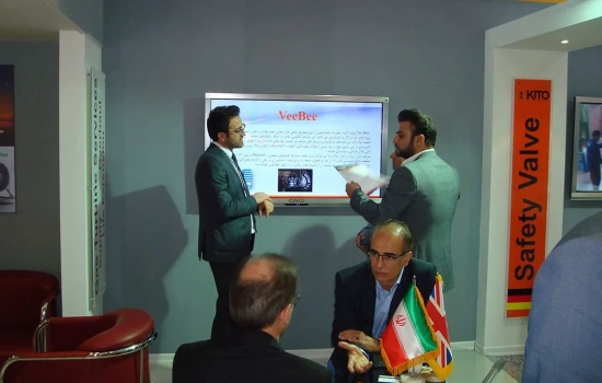 نمایشگر لمسی دیواری در غرفه پارس کار، امکان تعامل سریع و آسان بازدیدکنندگان با محصولات و خدمات را فراهم کرده. | کاواک