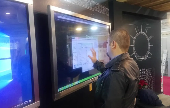 نمایشگرهای لمسی 55 اینچی کاواک در غرفه نمایشگاهی شرکت تونل سازی نیمرخ