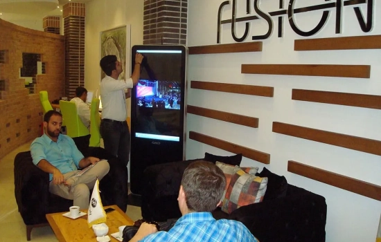 اجاره استند لمسی ۴۷ اینچ کاواک | فرهنگسازی پرزنت مدرن در صنعت معماری