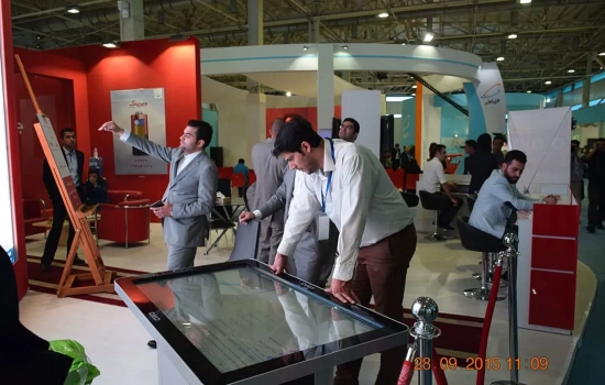 اجاره میز لمسی ۵۵ اینچ کاواک | راهکار تعاملی جیرینگ در نمایشگاه تلکام