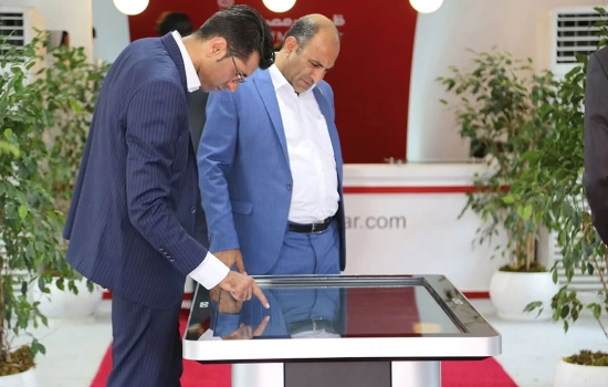 اجاره نمایشگر لمسی کاواک | راهحل نمایش صدها طرح در غرفه ظریف مصور