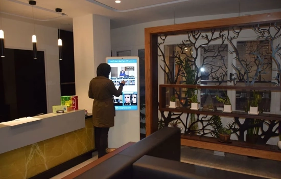 مطب دکتر علی قارونی با بهرهگیری از استند لمسی کاواک، امکان ارائه اطلاعات، نوبتدهی و خدمات دیجیتال را به بیماران فراهم کرده است.