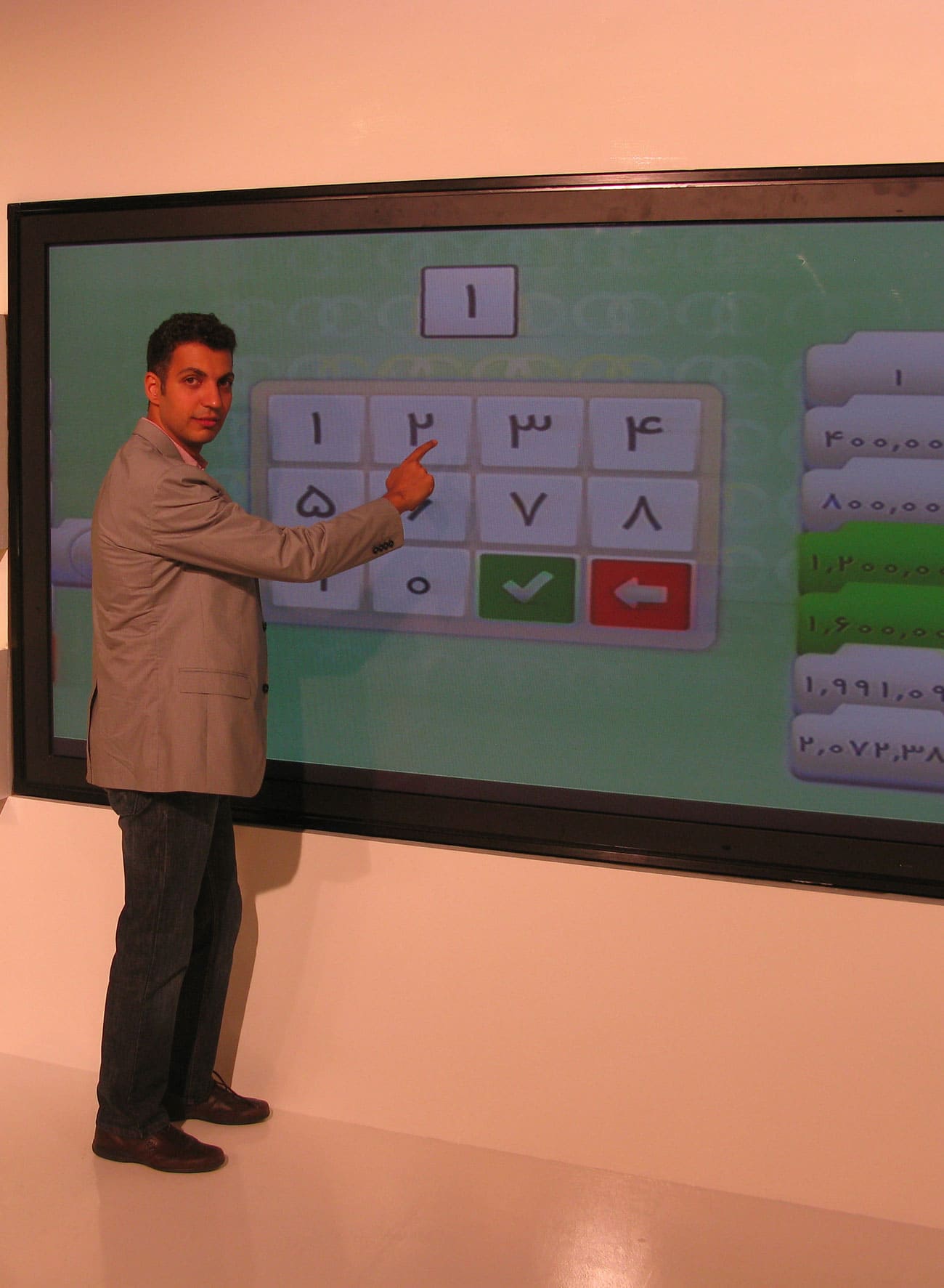 عادل فردوسی پور مجری برنامه 90 در حال کار با نمایشگر لمسی 103 اینچی در استودیوی این برنامه