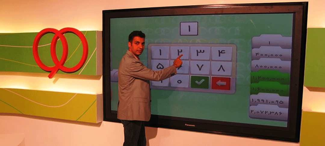 عادل فردوسی پور مجری برنامه 90 در حال کار با نمایشگر لمسی 103 اینچی در استودیوی این برنامه